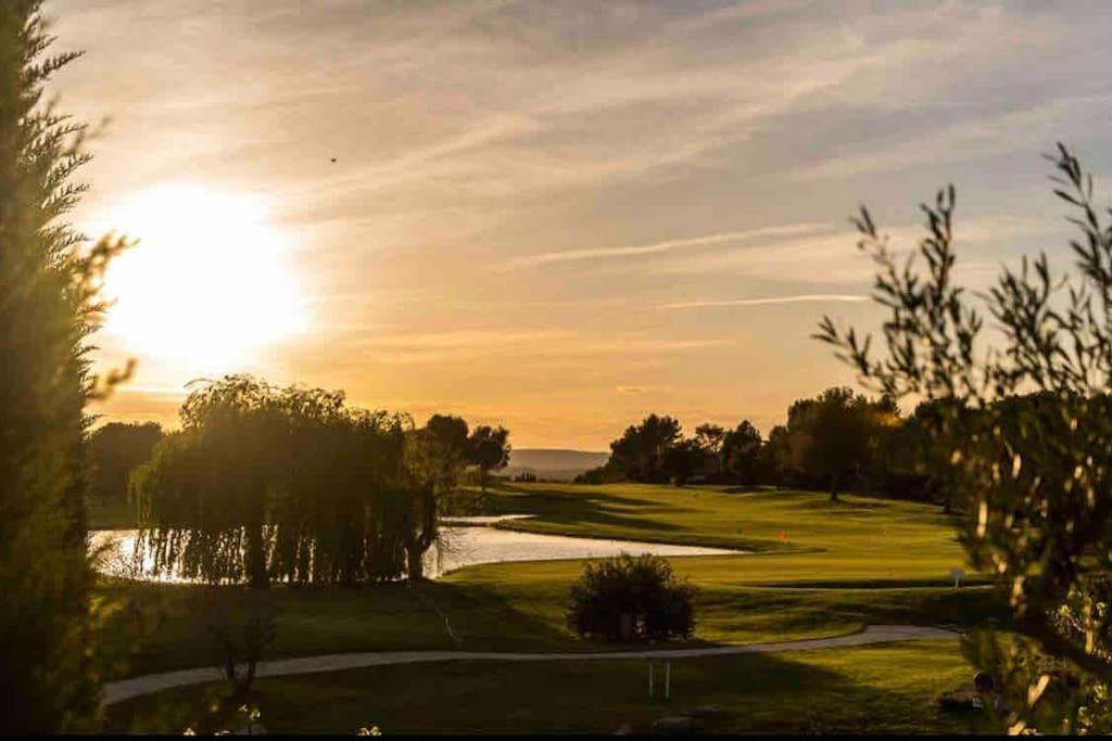 Moment De Detente Sur Le Golf De Pont-Royal Mallemort Exterior foto